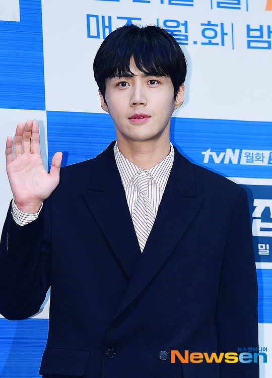 KoreanUpdates's tweet photo. SALT shares that #KimSeonHo is positively considering to star in upcoming drama "Neo of Hash" (literal trans) as crown prince who is also a genius scientist. The script is written by #LoveInTheMoonlight writer

https://t.co/yNyuQl5IXV #KoreanUpdates RZ https://t.co/sYIeYzQ2ZQ