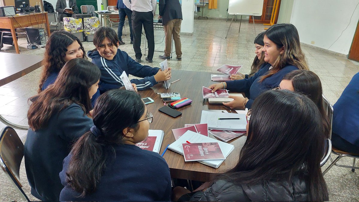 OVIDELAR's tweet photo. 📍 "Legislatura Abierta: Las Leyes van a tu escuela"

Agradecemos a las autoridades del colegio Sagrado Corazón de Jesús por la predisposición y apertura para que las estudiantes puedan compartir esta jornada.
@Florelop 
@Pizarro7Yessica 
@LegislaturaLR https://t.co/rOrm88RKTK