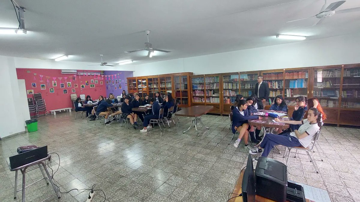 OVIDELAR's tweet photo. 📍 "Legislatura Abierta: Las Leyes van a tu escuela"

Agradecemos a las autoridades del colegio Sagrado Corazón de Jesús por la predisposición y apertura para que las estudiantes puedan compartir esta jornada.
@Florelop 
@Pizarro7Yessica 
@LegislaturaLR https://t.co/rOrm88RKTK