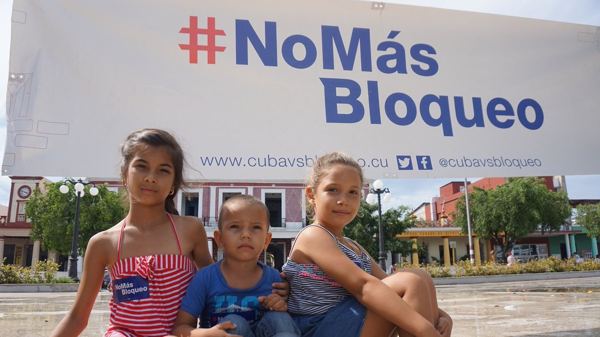 CubanoAPie2's tweet photo. No me engañan tus migajas
d hipocresía barata,
eres, como aquella gata:
brindas veneno en rodajas.
Tú no quitas ni rebajas
las medidas del #Bloqueo.
En tus dólares yo veo
el cinismo más oscuro,
ese es un regalo impuro,
en tu bondad, yo no creo.

#NoMasBloqueo
#CubaEsCultura https://t.co/JXLaRaZ654