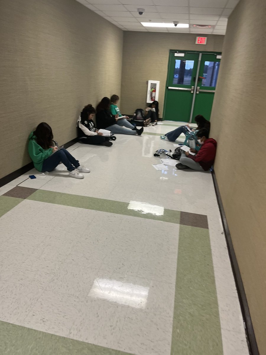When you’re serious about student growth, tutorials can happen at anytime at HMS! Even during morning duty! #noexcuses #higherheights <a href="/HempsteadISD/">Hempstead ISD</a> #allin