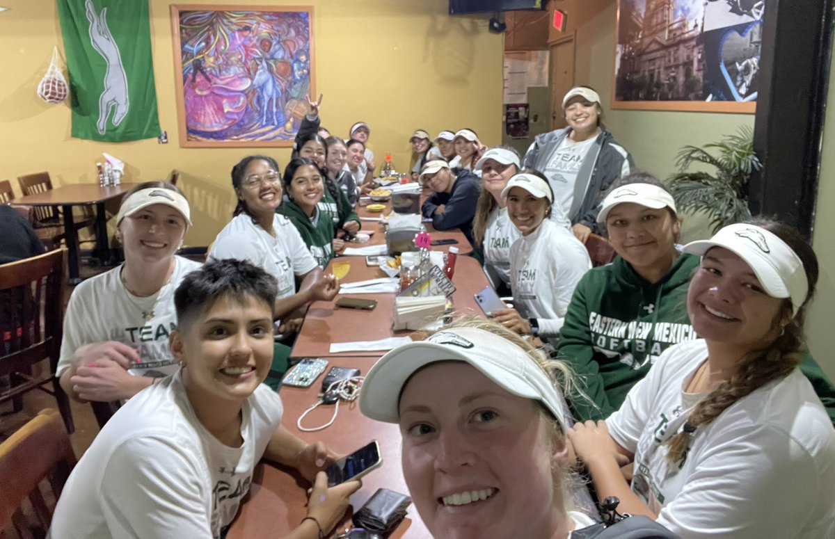 ENMUSoftball's tweet photo. Team Taco Tuesday 🌮🌮 #HOUNDS #gottoeat #TACOS https://t.co/X8EWo2GCJ5