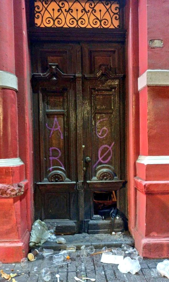 BomberosdeChile's tweet photo. 𝗔𝗠𝗣𝗟𝗜𝗔𝗠𝗢𝗦: Antisociales no solo vandalizaron la fachada, sino que también robaron computadores, uniformes y equipamiento de la Escuela de Formación Bomberil. https://t.co/jAPAB2REmI