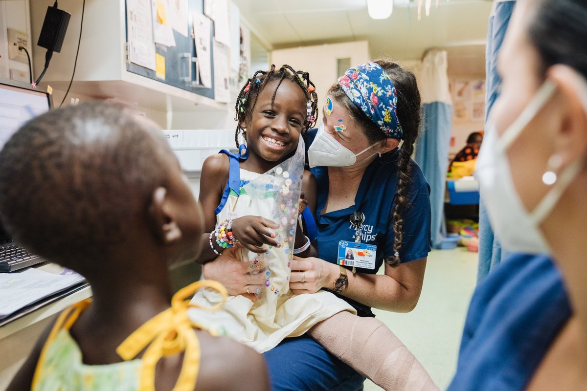 Volunteers like Rachel Hooper get to share moments of fun with pediatric plastics patients on board the #AfricaMercy in #Senegal. Learn more how you can #MakeYourMark. mercyships.org/makeyourmark/ #Volunteer #GlobalHealth #MercyShips