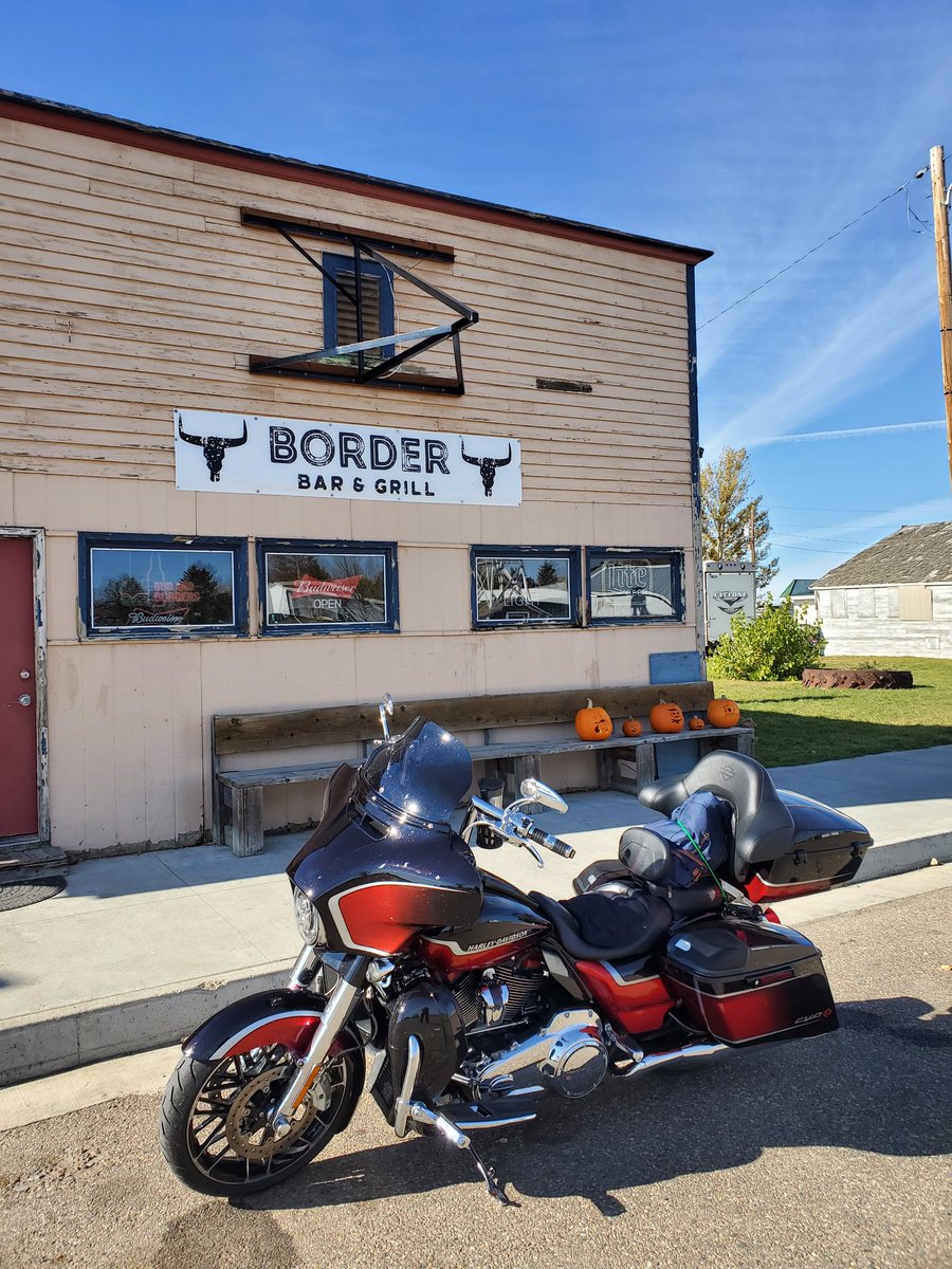 Post Harvest '22 Ride - Day 1 - Good day, 1000 km. Saw Mule Deer, Antelope, Buffalo, and some wild farms. Have no idea where I'm going tomorrow, but it will be South West.