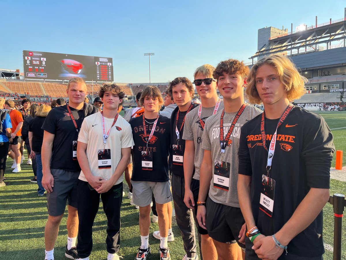 westlinn_fb's tweet photo. Thank you @BeaverFootball for the GAME DAY invite for some of our Athletes! GoBeaves! 🤝 @WL_LionRecruits @BeaverAthletics 
@SmileyWyatt @Hudson_Hardy_ @BairdGilroy @mark_hamper @hudsonreink @Hunter3Haines @DonnerbergGus https://t.co/eGTruamynE