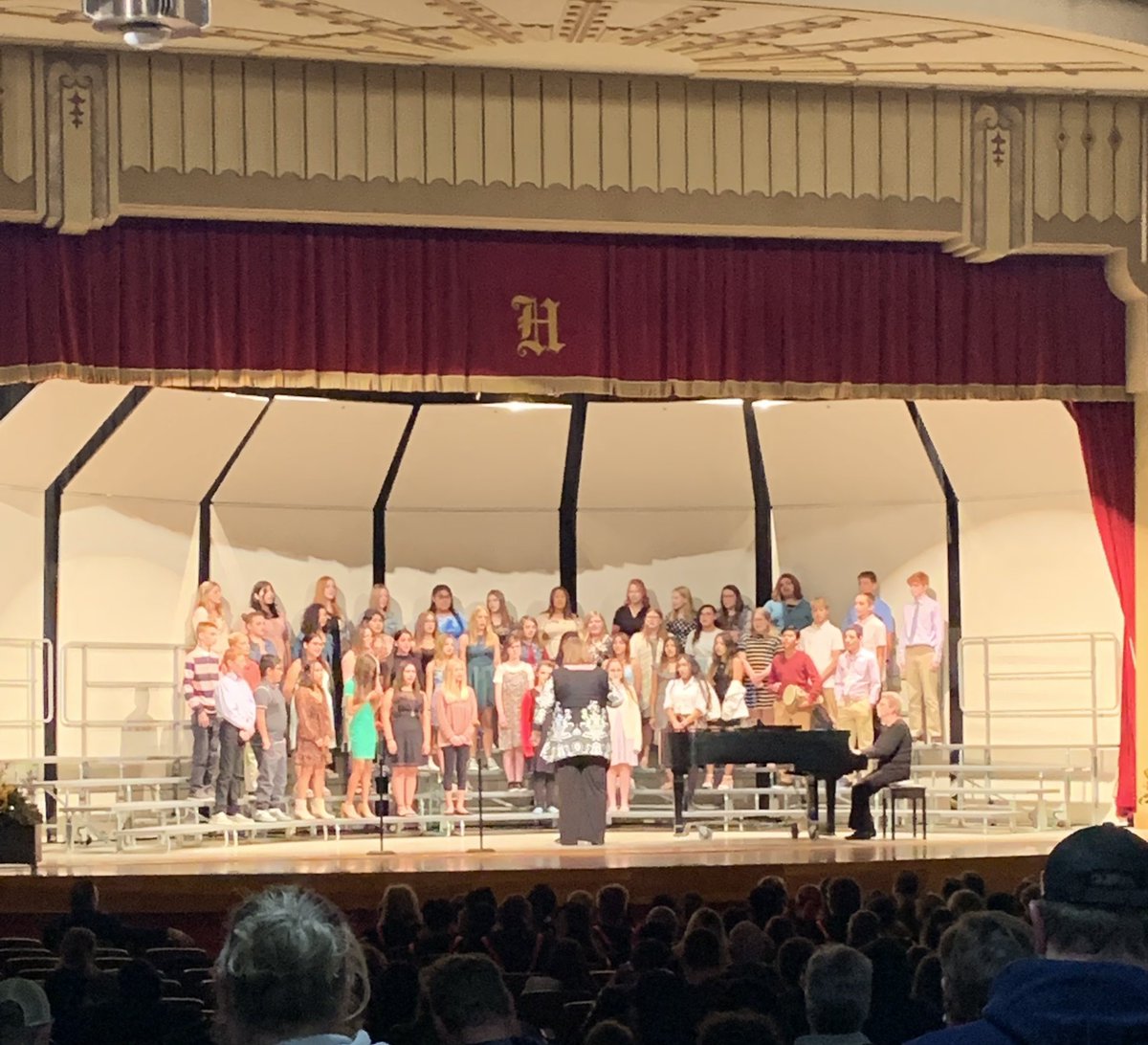 Aaron_Becker32's tweet photo. @hd_csd 7-12 Fall Festival of Choirs tonight was a great show! Talent all over the stage! #BulldogPride @HD_HighSchool @HDC_Bulldogs https://t.co/1thdAVlarR