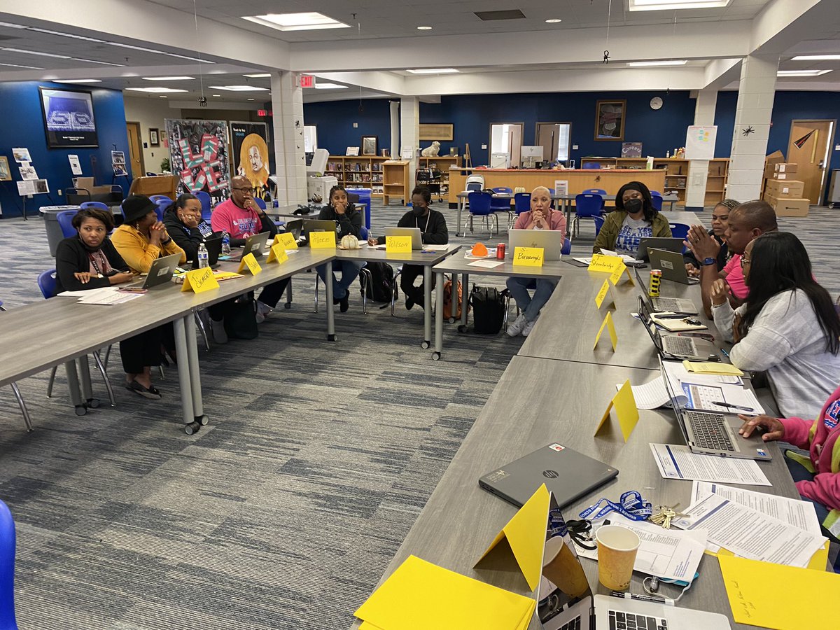 BTWWillWade's tweet photo. Great Day @ BTWashington HS! We celebrated the #1 High School teacher in APS…and met to discuss Key Performance Indicators!!! It’s homecoming week! Go Bulldogs! https://t.co/NACOIiLA7l