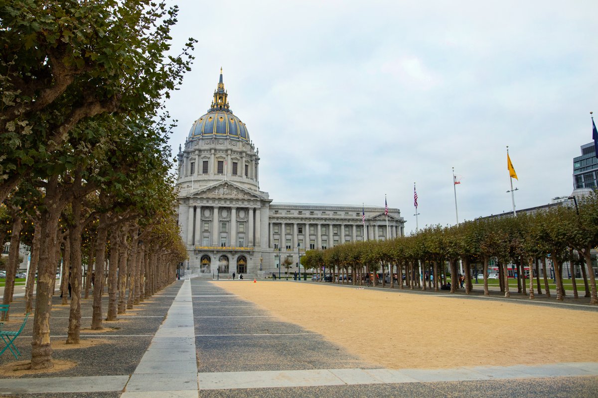 RamonAaronMora's tweet photo. Visitando el ayuntamiento de la ciudad de San Francisco. Muy hermoso y extenso, lástima que estuviera cerrado porque por dentro esta más hermoso. Muchas cosas interesantes.
#SFcity #SanFrancisco #CityHall #BayArea #California #FamilyTime #Anniversary #Memories #Blessed https://t.co/2Y93XZ3Wi9