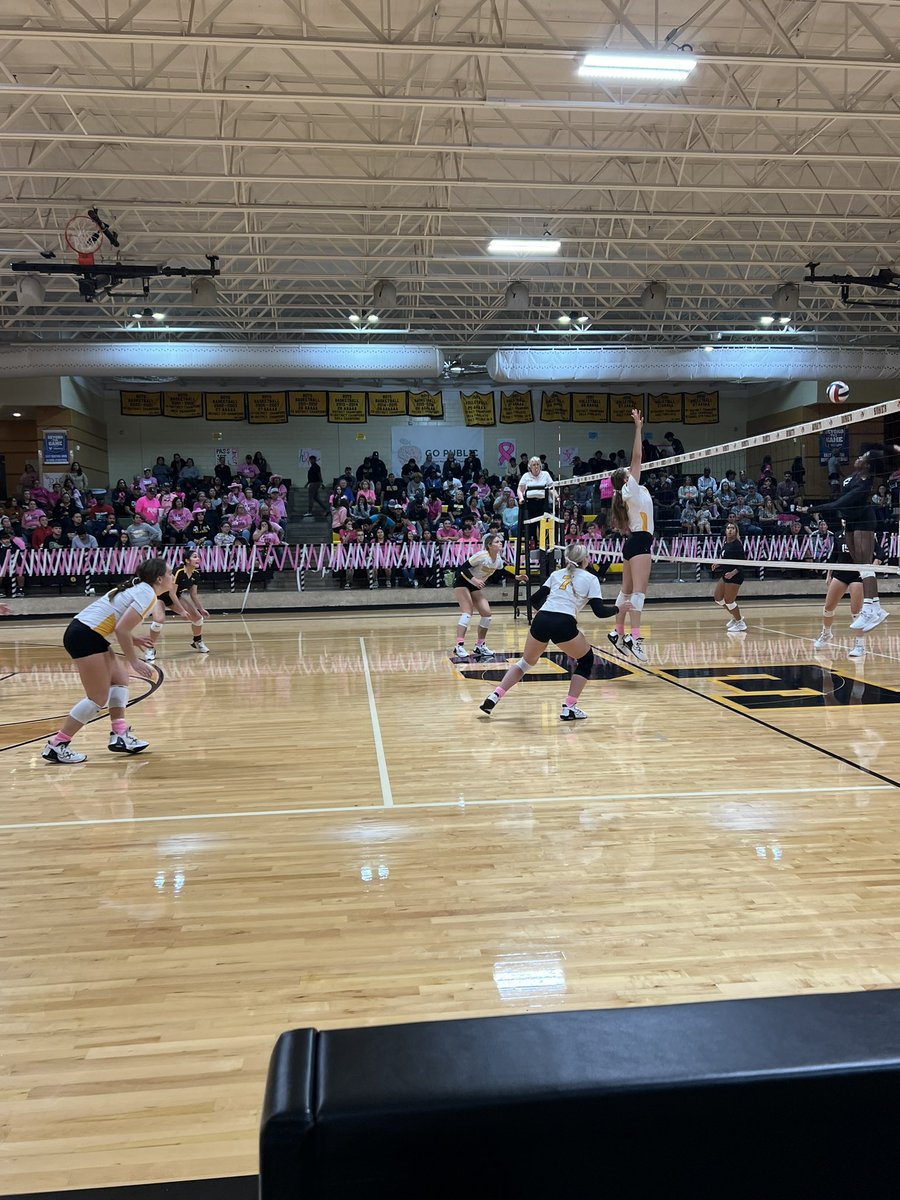 ArriolaSuzette's tweet photo. Big District showdown between EC and Steele tonight. Steele takes the first 2 games. Letโs Go Hornets ๐ #DigPinkGame @ECISDtweets @_ECAthletics @ECHShornets @_ECVolleyball https://t.co/xQwkBDEv59