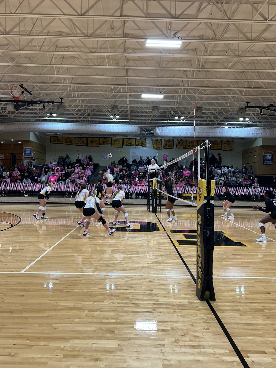 ArriolaSuzette's tweet photo. Big District showdown between EC and Steele tonight. Steele takes the first 2 games. Letโs Go Hornets ๐ #DigPinkGame @ECISDtweets @_ECAthletics @ECHShornets @_ECVolleyball https://t.co/xQwkBDEv59