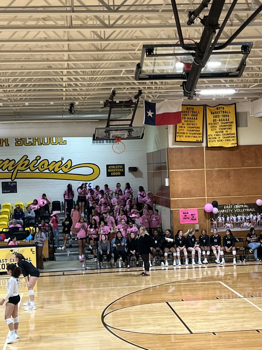 ArriolaSuzette's tweet photo. Big District showdown between EC and Steele tonight. Steele takes the first 2 games. Letโs Go Hornets ๐ #DigPinkGame @ECISDtweets @_ECAthletics @ECHShornets @_ECVolleyball https://t.co/xQwkBDEv59