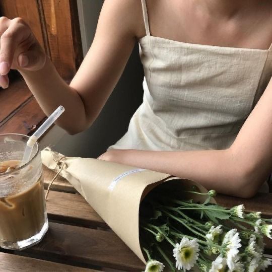 freddieflake's tweet photo. Life is about simple pleasures 
a coffee date with a nft friend or with yourself, a walk in the narrow city streets, a visit to your local bookstore, 
buying flowers. https://t.co/1pCs3nnJMj