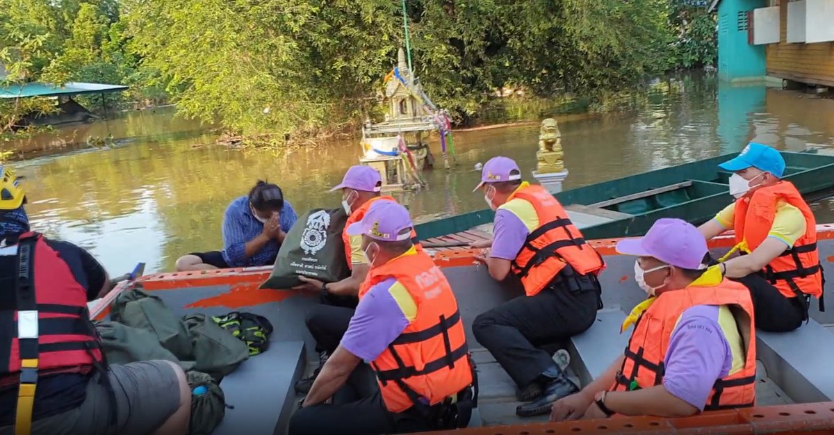 ctrmcot's tweet photo. น้ำท่วม ต.บางหลวง อ.สรรพยา จ.ชัยนาท ยังวิกฤติ ท่วมสูงกว่า 1 ม.บางจุดในที่ลุ่มต่ำสูงเกือบ 2 ม. แม้น้ำจะลดลงบ้าง แต่บ้านบางหลังน้ำเพิ่งจะลดลงไปจากกระดานบ้านชั้น 2  ชาวบ้านยังคงเดือดร้อน ต้องอาศัยอยู่กับน้ำ และใช้เรือสัญจร @TNAMCOT https://t.co/5lqh3g8oFK