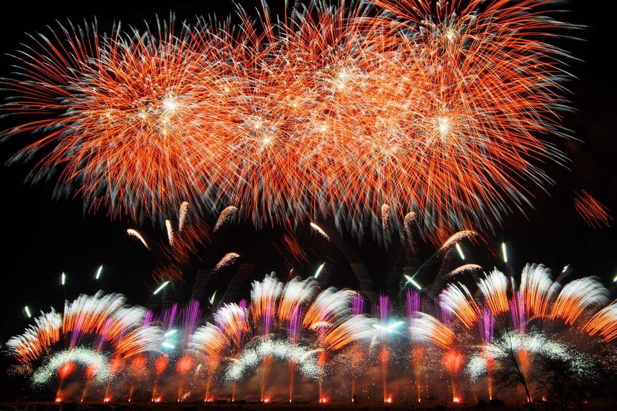 今年で116回と長野の歴史と伝統を誇る、全国的にも珍しい晩秋に開かれる大規模な花火大会、
えびす講煙火大会。
空が高く、空気が澄んだこの時期だから美しい花火が楽しめます。
11月23日勤労感謝の日です！
#長野　#長野市　#えびす講　#善光寺　#煙火大会