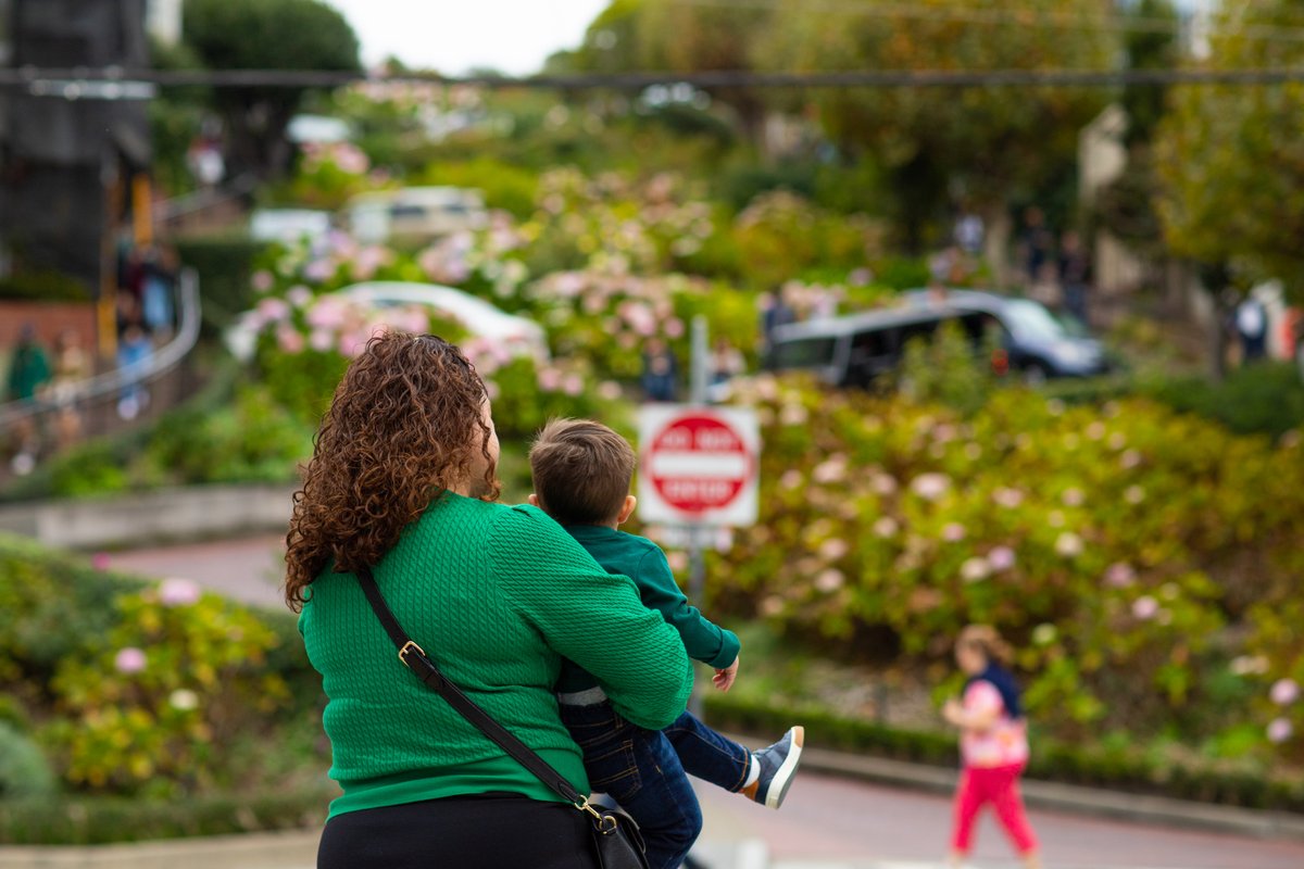 RamonAaronMora's tweet photo. Lombard Street es conocida por la cuadra de sentido único en Russian Hill, se dice que ocho giros cerrados la convierten en la calle más sinuosa del mundo.
#SFcity #SanFrancisco #LombardStreet #StreetsofSF #SFstreets #BayArea #California #FamilyTime #Anniversary #Memories https://t.co/0mMwrLSQPA
