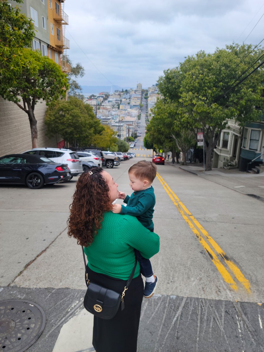 RamonAaronMora's tweet photo. Lombard Street es conocida por la cuadra de sentido único en Russian Hill, se dice que ocho giros cerrados la convierten en la calle más sinuosa del mundo.
#SFcity #SanFrancisco #LombardStreet #StreetsofSF #SFstreets #BayArea #California #FamilyTime #Anniversary #Memories https://t.co/0mMwrLSQPA