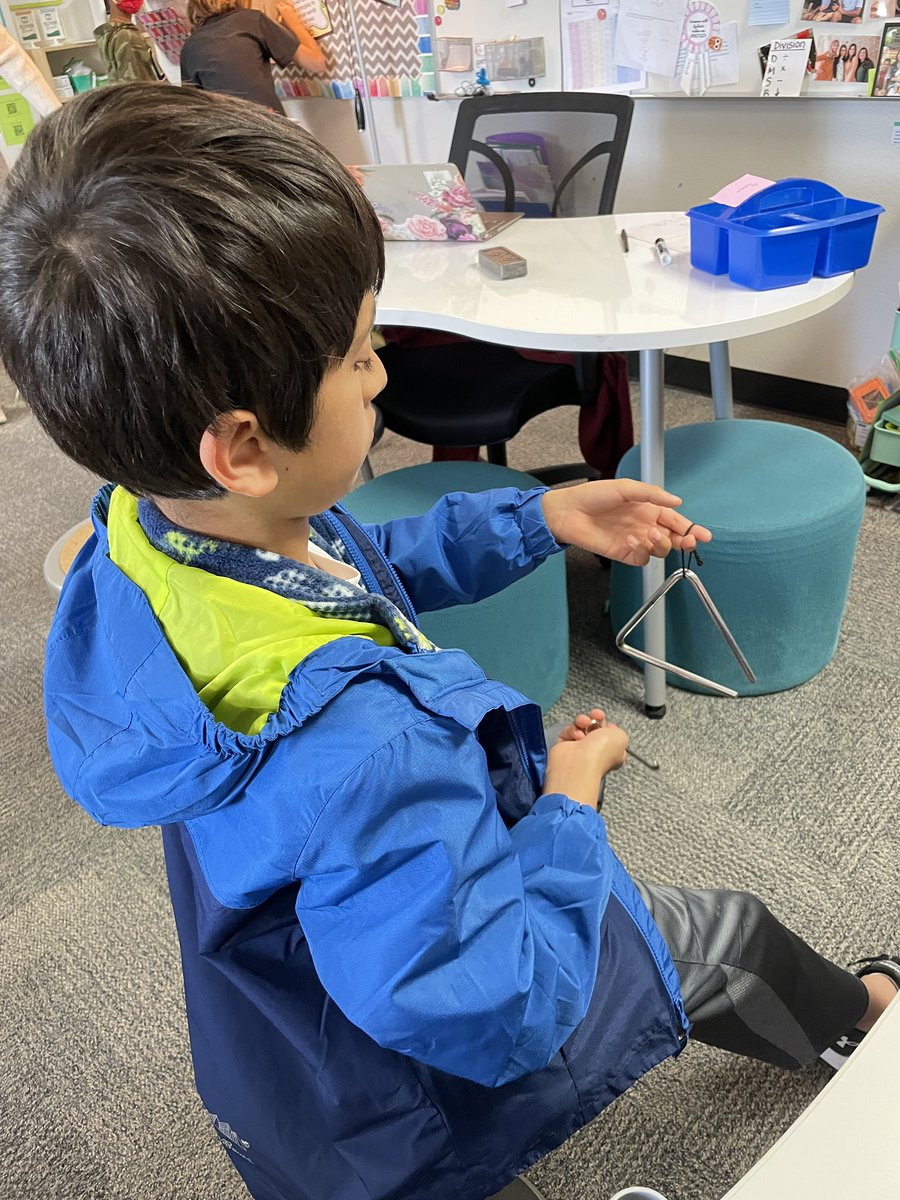 ForoodiLearns's tweet photo. Exploring sound energy and vibrations with triangles! Thanks @mrsbrown_music for letting us borrow them! #75019science @MissPerryTCE https://t.co/yBNjR0L9Tx