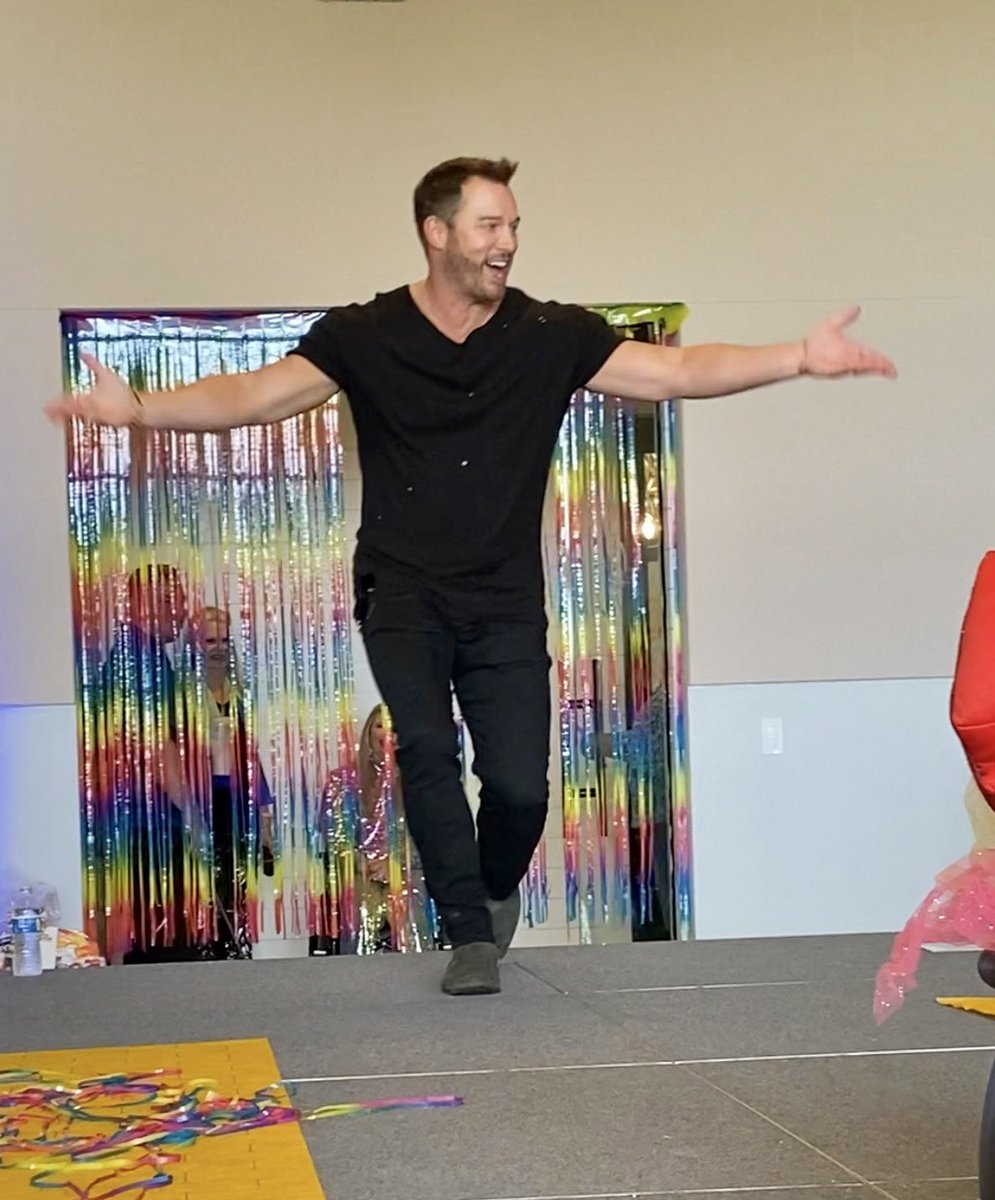 Stills from Eric’s intro at Samantha’s Friends Wizard of Oz, Colors of the Rainbow charity fundraiser! 
.
#ericmartsolf