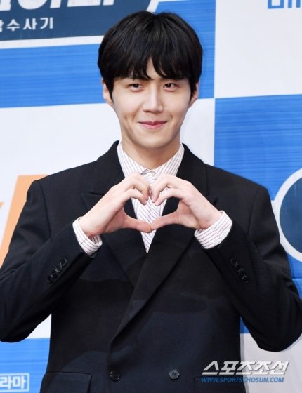 seonho_myhihyu's tweet photo. [Exclusive again !!!]

#KimSeonho will appear in the movie Tyrant (directed by Park Hoon-jung).

'Tyrant' is a new project directed by Park Hoonjung, who has been well-received by critics for his 'Witch' series. Filming is until April 2023.
https://t.co/PtojeZKh3o https://t.co/0eo9eL5DNI