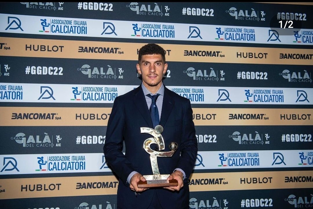 Insignebrasil's tweet photo. Di Lorenzo com o troféu Gran Gála del Calcio de melhor, entrou pra seleção da temporada como o melhor lateral direito da série A 2021-2022. Pra cima capitano !  💙💙 https://t.co/qKqCwmf1Ct