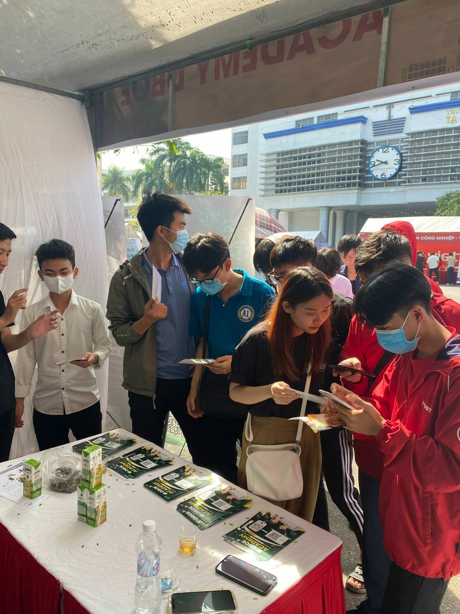 DBOE_Official's tweet photo. Our event at HUST was a huge success, with over 300 freshmen and students stopping by our booth with a slew of interesting questions.
Thank you for your trust and support, HUST.
#DBOE #DBOEAcademy #Blockchain #Web3 #DeFi #Options #HUST #BNBChain #BuildonBNBChain @BNBCHAIN https://t.co/2buDztTyp9