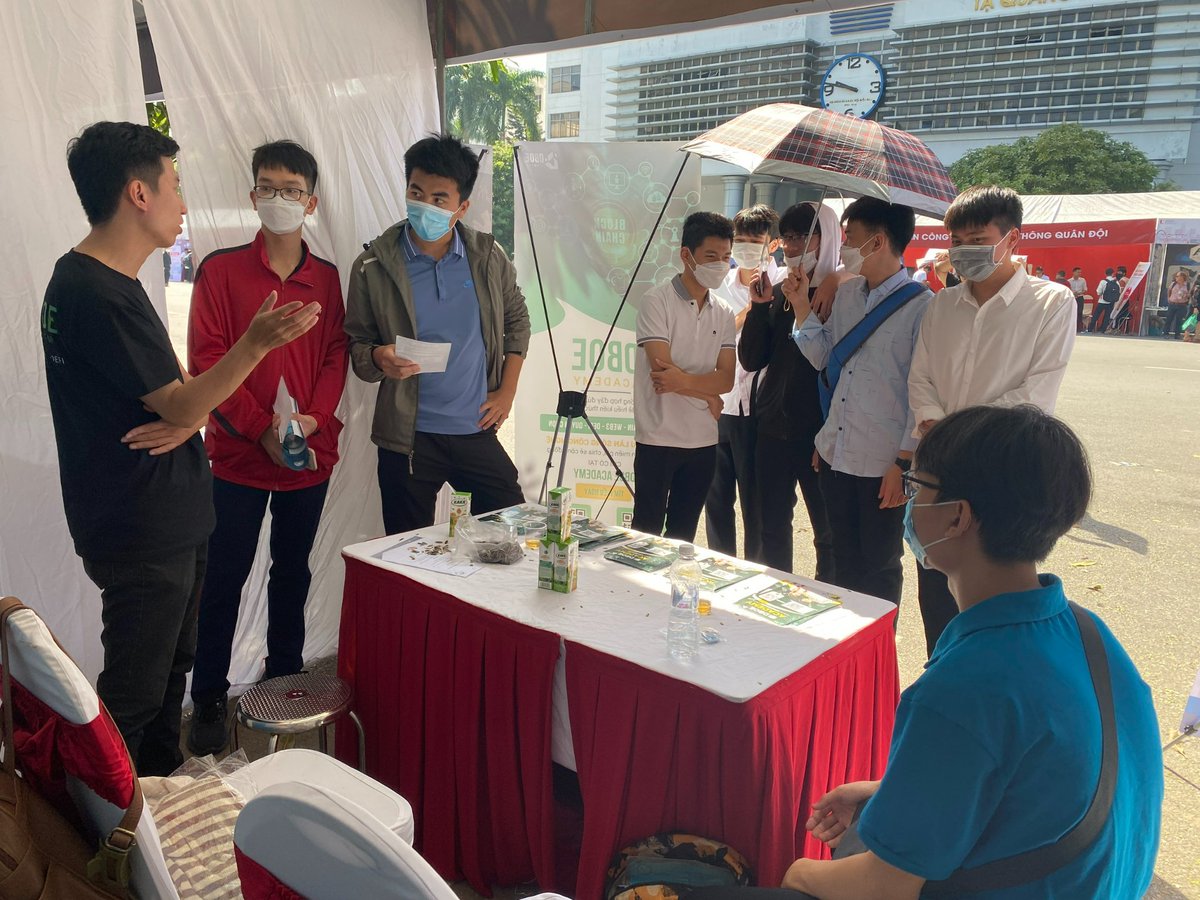 DBOE_Official's tweet photo. Our event at HUST was a huge success, with over 300 freshmen and students stopping by our booth with a slew of interesting questions.
Thank you for your trust and support, HUST.
#DBOE #DBOEAcademy #Blockchain #Web3 #DeFi #Options #HUST #BNBChain #BuildonBNBChain @BNBCHAIN https://t.co/2buDztTyp9