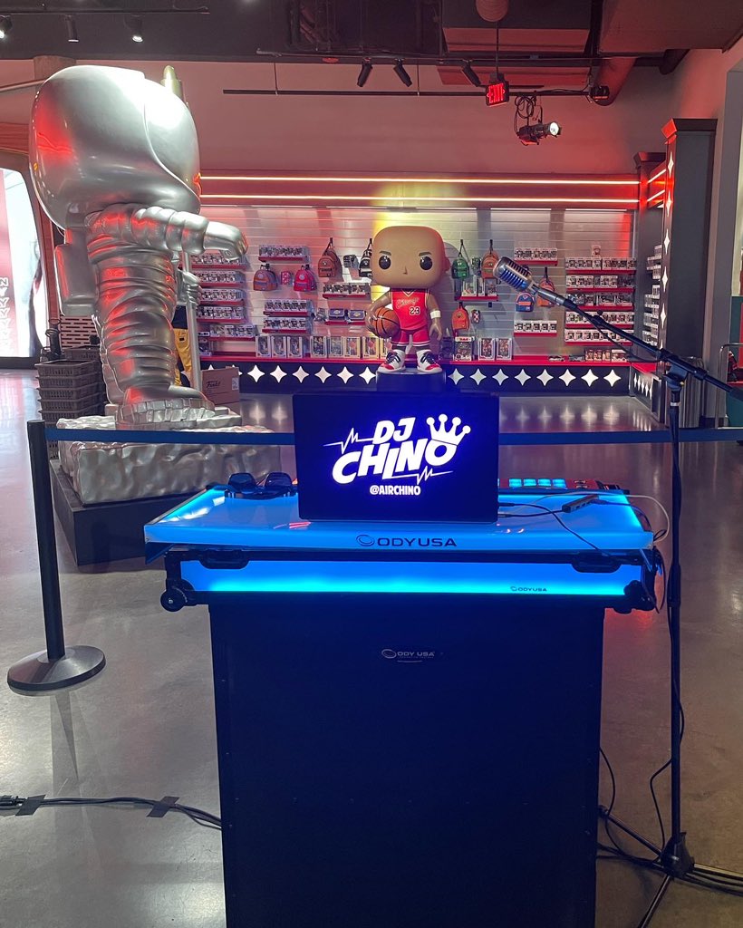 airChino's tweet photo. We have 92 million tiktok followers between the both of us 😂😆
Thank you @funko for having me provide the vibes for @bellapoarch’s first meet and greet to celebrate the release of her Bella with axe pop!
#TeamIglesias #FunkoDJ #BellaPoarch #BuildAB #FunkoHollywood https://t.co/XeuIK9WYLo
