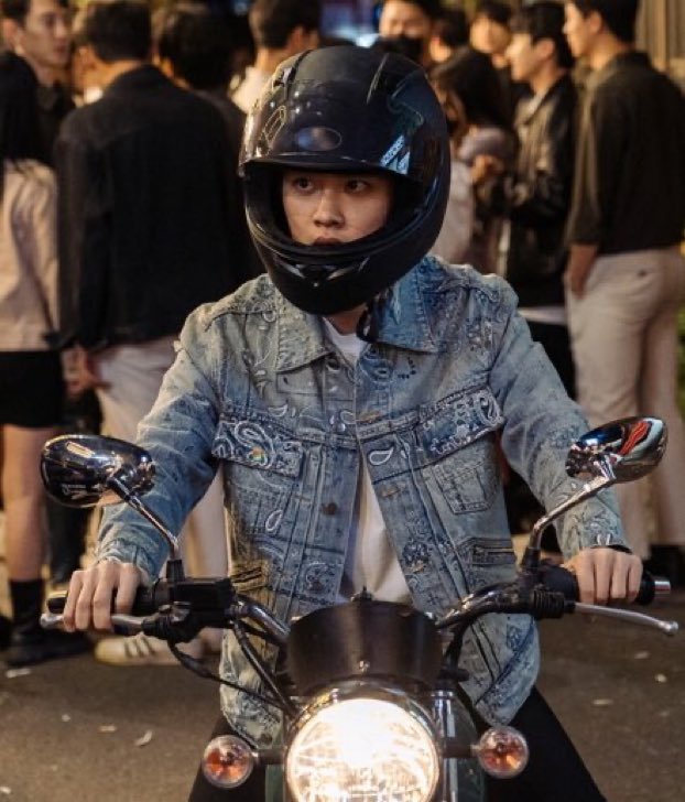 kaidyorella's tweet photo. kaisoo au where ex-gangster kyungsoo passes by a street where a filming is going on. however, there he sees the man who knocked him up, the reason he was kicked out from the gang.

"shit, shit, it's him. shit!"

it's been 5 yrs since he's raising their daughter alone. https://t.co/QNYeOfqjnA