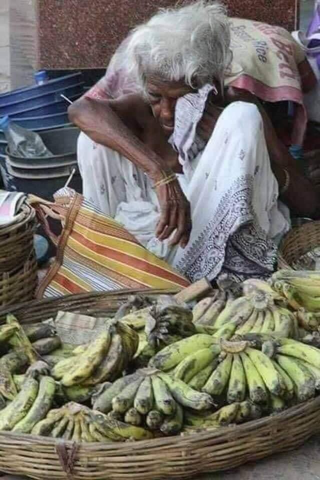 बडी बेशर्म होती हैं यह गरीबी भी साहब... 
कमबख्त उम्र का भी लिहाज नही करती!! 🙏
#पुरानी_पेंशन_बहाल_करो
