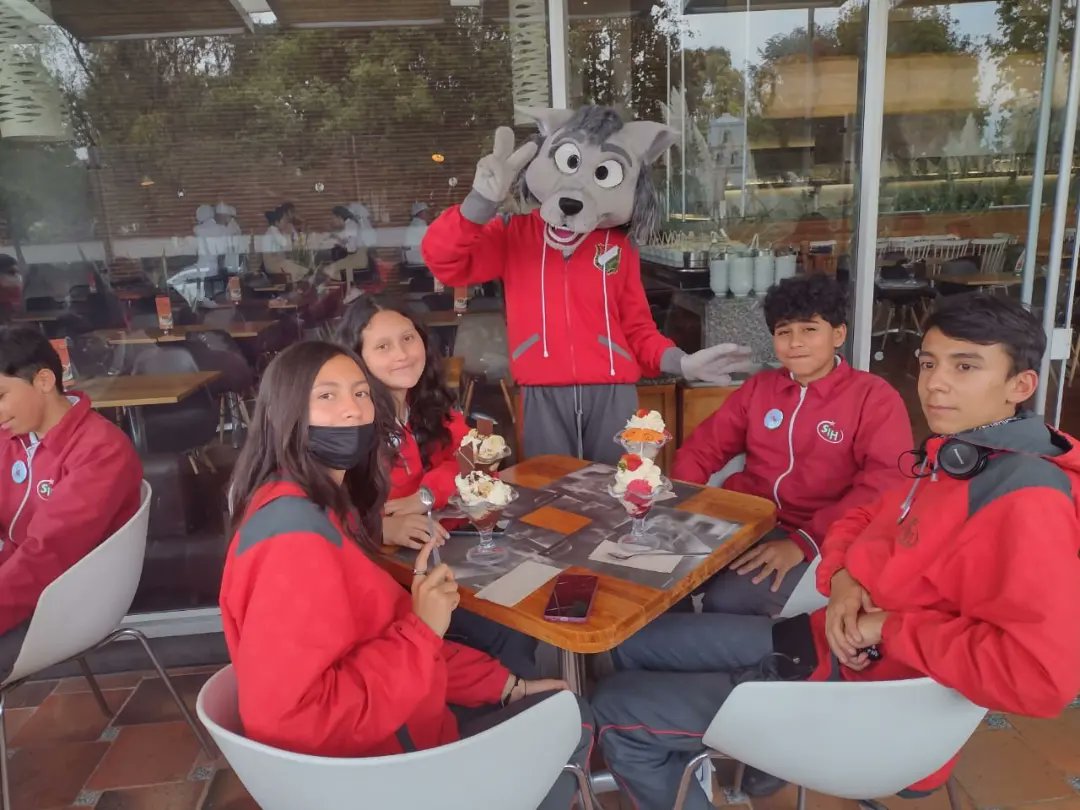 colsihbta's tweet photo. La Coord. Académica realizó reconocimiento a estudiantes que por su desempeño académico superior hasta 3er periodo, fueron galardonados como #PilísimosIsabelistas. Gracias al colegio, a la #Asopadres y al Personero Estudiantil por patrocinar esta actividad #IsabelistasDeCorazón https://t.co/9Gh5QeDbQK