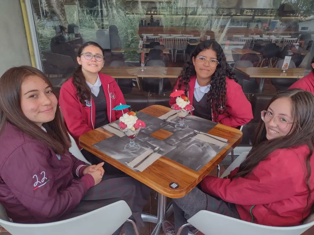 colsihbta's tweet photo. La Coord. Académica realizó reconocimiento a estudiantes que por su desempeño académico superior hasta 3er periodo, fueron galardonados como #PilísimosIsabelistas. Gracias al colegio, a la #Asopadres y al Personero Estudiantil por patrocinar esta actividad #IsabelistasDeCorazón https://t.co/9Gh5QeDbQK