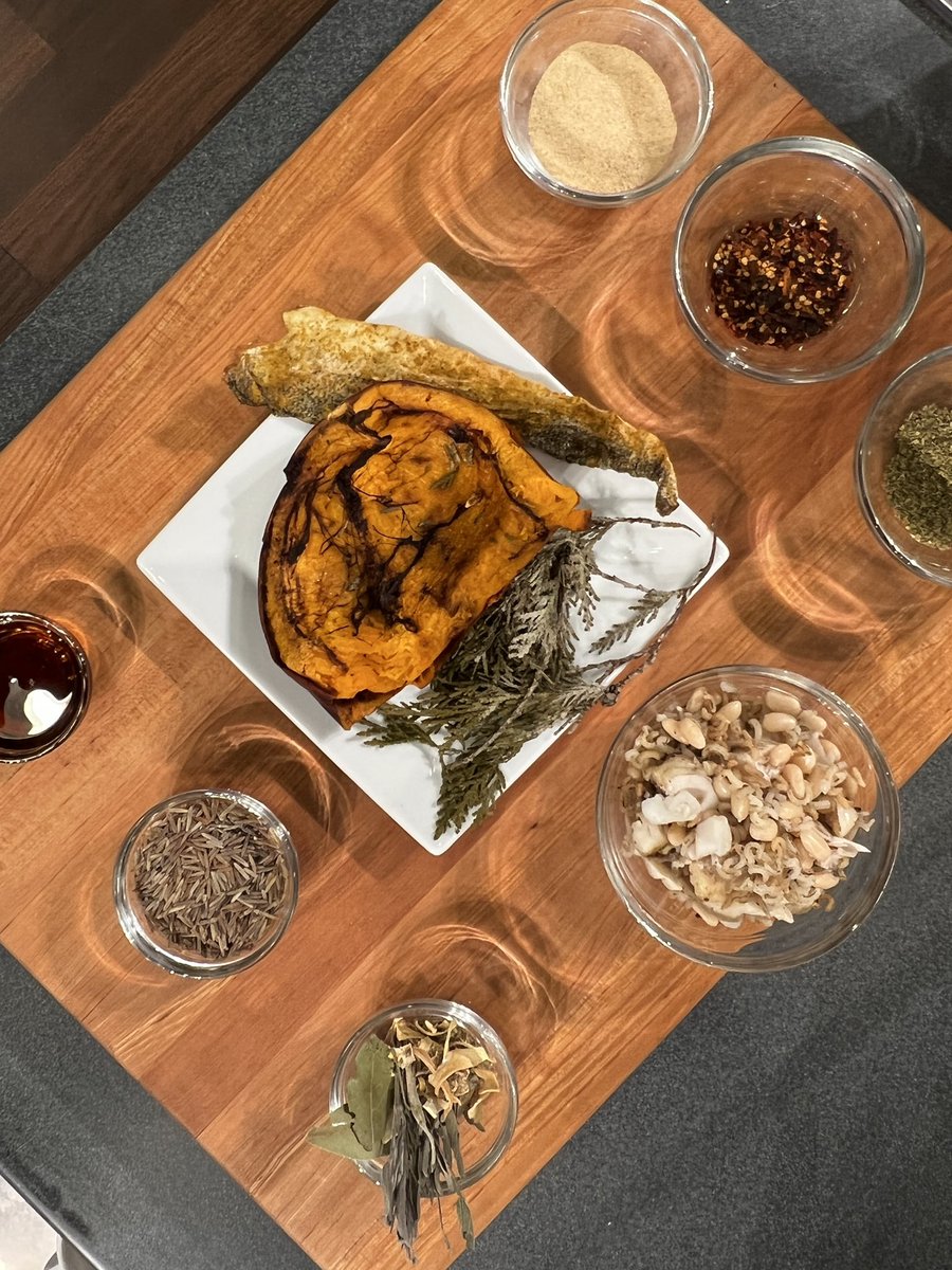 chefjoseandres's tweet photo. Everyone’s always looking for the next food trend. If you ask me..it’s been here all along. We have so much to learn from Native American cooks &amp; chefs, we just have to listen. Thank you @Yazzie_TheChef for joining my @GWtweets Class @amhistorymuseum to share your story &amp; cooking https://t.co/LIQJPLQBMg