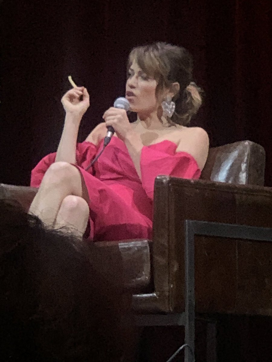 rashelle_wilcox's tweet photo. Joy eating her burger and holding her fries like cigarettes is everything I never knew I needed in life 🤣🤣🤣 @DramaQueensOTH #JoyLenz #OTH #DramaQueensOTH https://t.co/q3meY8PyN9