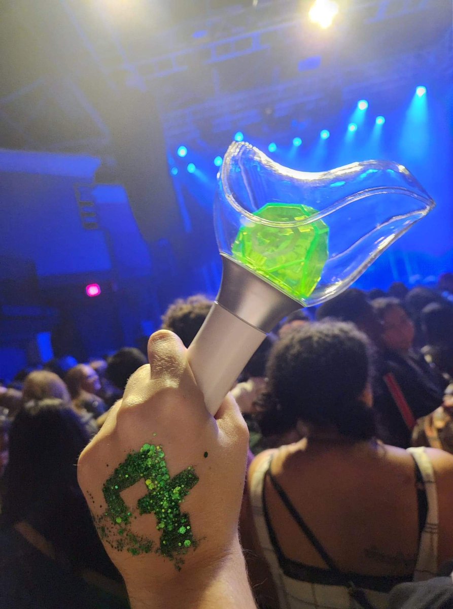 got7_dreams's tweet photo. @marktuan AMAZING SHOW!!! 💚💚💚💚 Come back to DC soon!! 

#MarkTuan #GOT7 #theothersidetour #theotherside_DC https://t.co/vnWuEVK049
