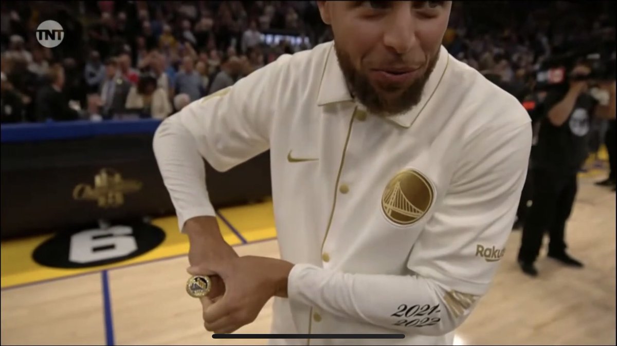 GoldenStateLAT's tweet photo. 💍💍💍💍

Stephen Curry es leyenda de la NBA. https://t.co/jxeXXEdiIw