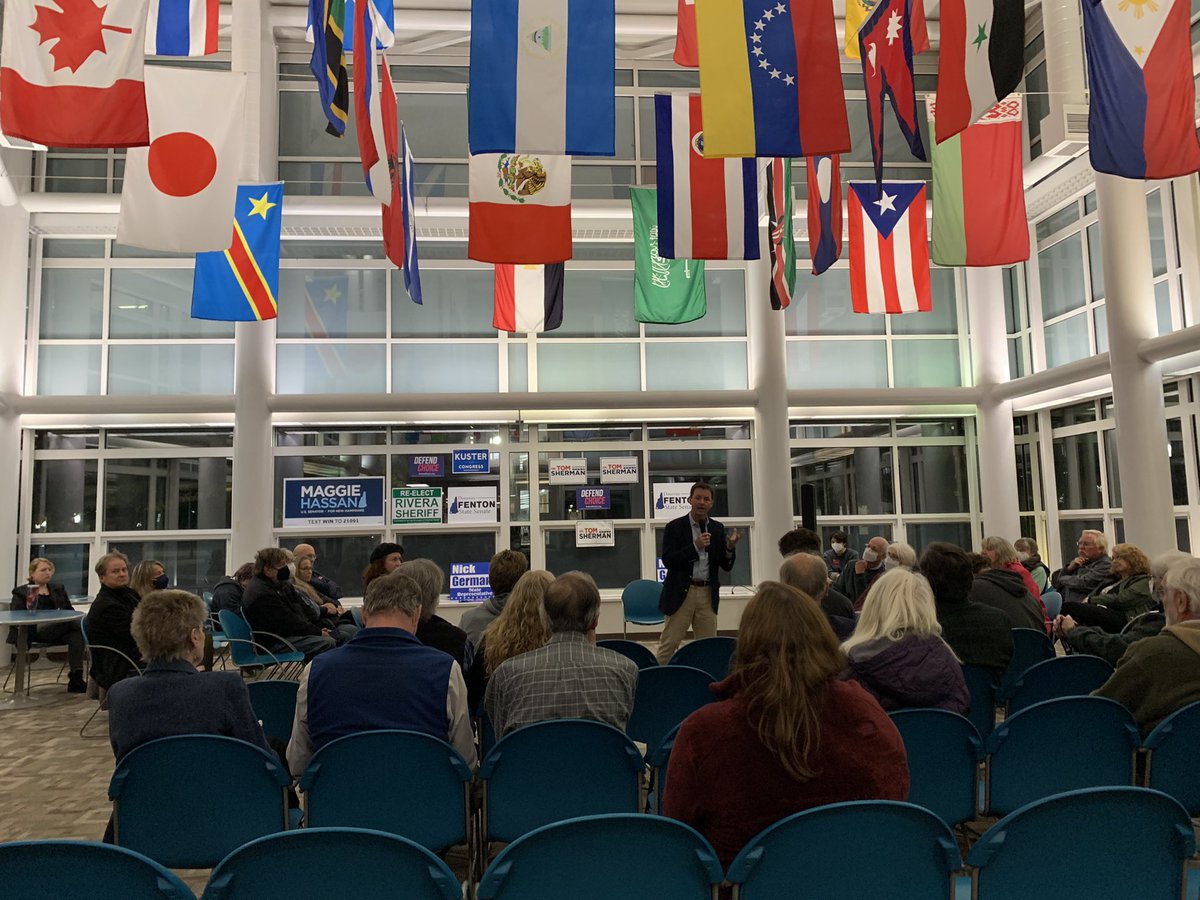 KSCDemocrats's tweet photo. Tonight, the KSC Dems and Cheshire County Dems co-hosted a wonderful town hall hall with gubernatorial candidate @TomShermanNH! There was great turnout and Dr. Sherman addressed questions from students and community members alike. #TomSherman #NHPolitics #CollegeDemocrats https://t.co/omsOJHeWfK