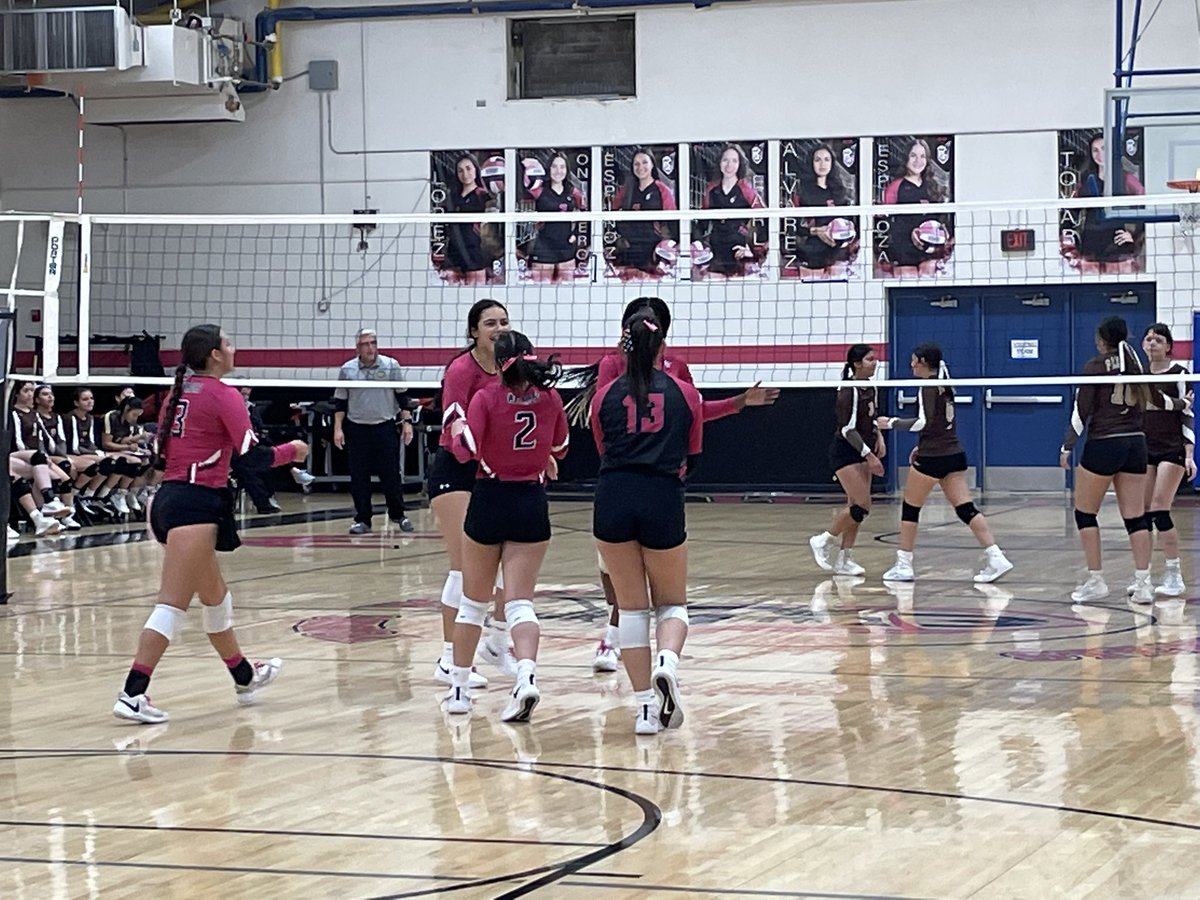 CoachLPacheco's tweet photo. 🏐GAME DAY at YWA! Our Women of Will athletes supported by our ALL GIRL DRUMLINE 🥁🥁🥁💪🏼💕Only @YWSteamPrepNT Where we empowered our future young women to dream, design, and deliver! Great gym atmosphere @YWAWarriorsVB @BSNSPORTS_Women https://t.co/RX33oh1H8K