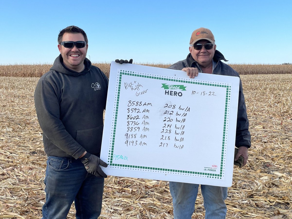 SchenckChad's tweet photo. Impressive yields coming from ⁦@PioneerSeeds⁩ new class of genetics!
#Corn revolution 
#harvest22
Planted may 19 https://t.co/OaFw1M361L