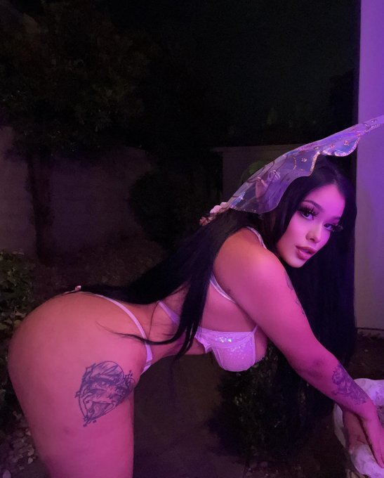 2 pic. Any girls wanting to join my team, submit here <3 https://t.co/boLppVscov https://t.co/g4gWWh