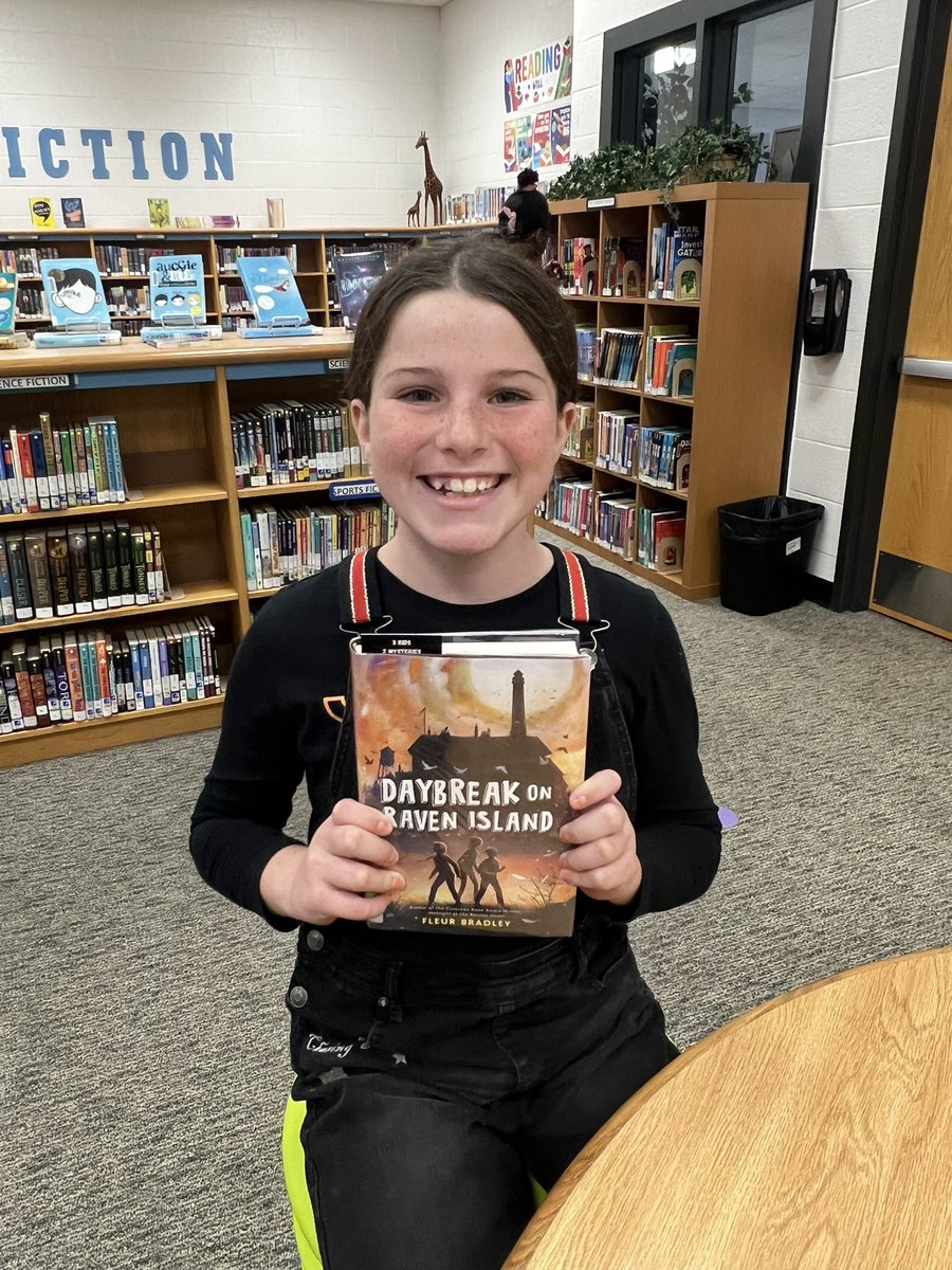 LindaHume10's tweet photo. Yes, I got mail from an author! 📚❤️ 📚
Loved sharing #AuthorMail from @FTBradleyAuthor with our 4th graders @JGB_Library today.
Read 1st 3 chapters of DAYBREAK to prepare for our virtual author visit on Friday.
🤩🤩🤩🤩🤩
Students were excited to check out both books. 📚❤️📚 https://t.co/wl3i6WBw42