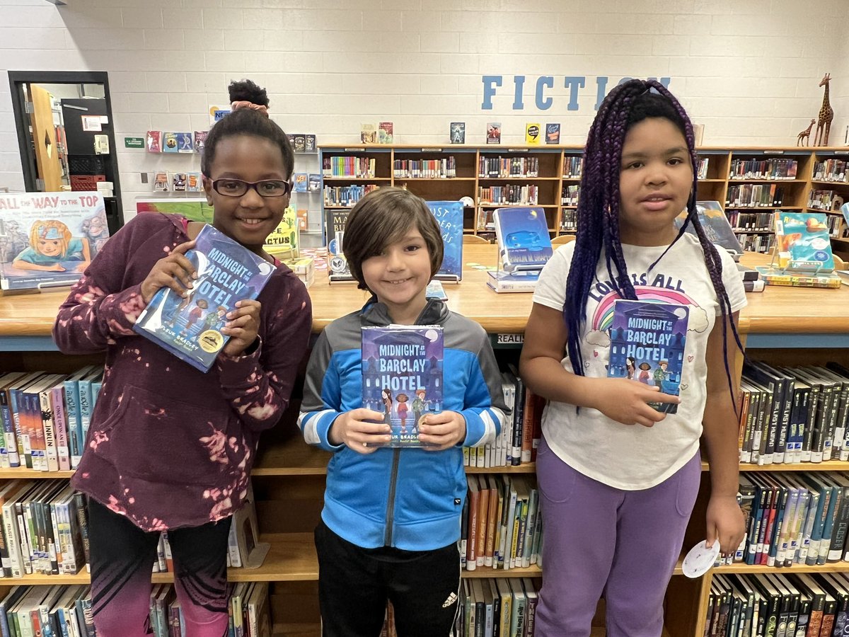 LindaHume10's tweet photo. Yes, I got mail from an author! 📚❤️ 📚
Loved sharing #AuthorMail from @FTBradleyAuthor with our 4th graders @JGB_Library today.
Read 1st 3 chapters of DAYBREAK to prepare for our virtual author visit on Friday.
🤩🤩🤩🤩🤩
Students were excited to check out both books. 📚❤️📚 https://t.co/wl3i6WBw42