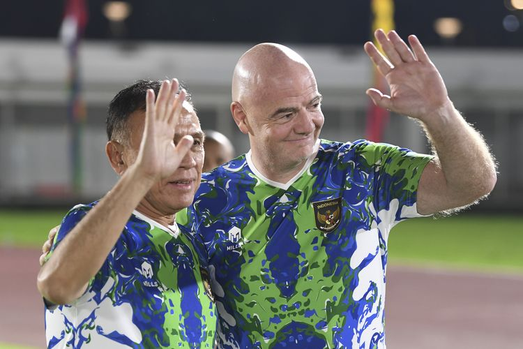 papantengah's tweet photo. Mochamad Iriawan dan jajarannya:

❌ Batal diperiksa kepolisian
❌ Berfoto tersenyum lepas
❌ Bermain bola beberapa jam setelah korban jiwa ke-133 menghembuskan nafas terakhir.

Inilah ketua umum @PSSI dan jajarannya sungguh menyedihkan, menjijikan dan mengerikan. #MC https://t.co/8o7WaZkYnZ