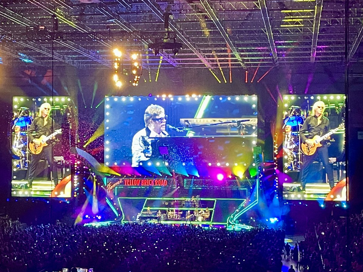 flyknots's tweet photo. @eltonofficial @alincome Thank you for sharing your music with us. So glad to catch your show one last time in Washington state. https://t.co/lHcnuXYRQP