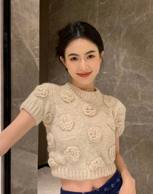 Haha, winter and summer can wear clothes like this short sleeved sweater. lol