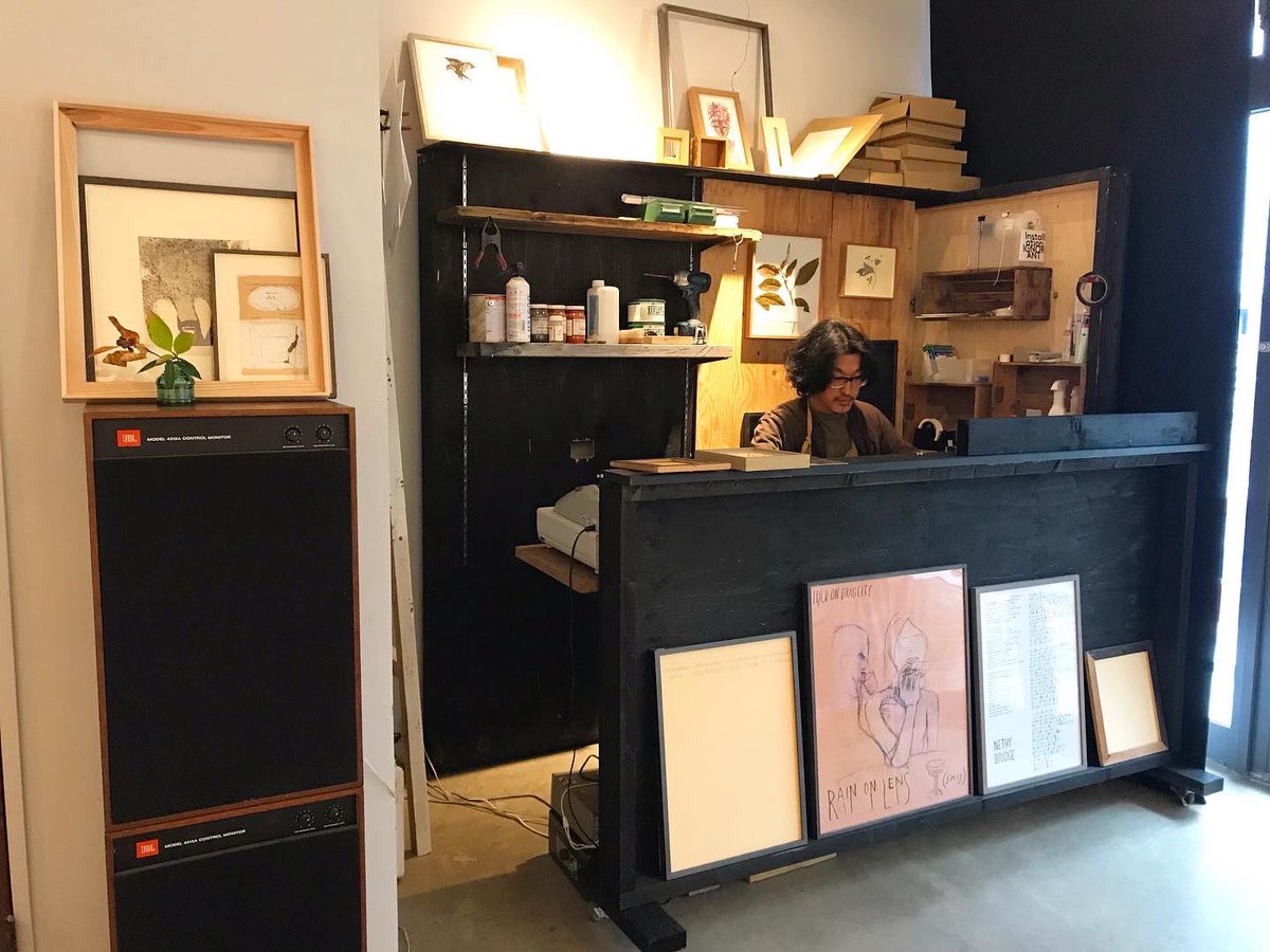 ch_books_cafe's tweet photo. ギャラリーtokiori が10日間の額縁屋さんに。
FLATFILE モリヤ コウジさんが作る100の額縁が壁一面に、作業場まで作られて、モリヤさんがこれまでもここにいたかのようなtokiori の変貌ぶりに驚く。かっこいい！

#長野 #長野県 #長野市 #10日間の額縁屋 #rendezvous #flatfile #モリヤコウジ #tokiori https://t.co/M2PP8Y0cPA