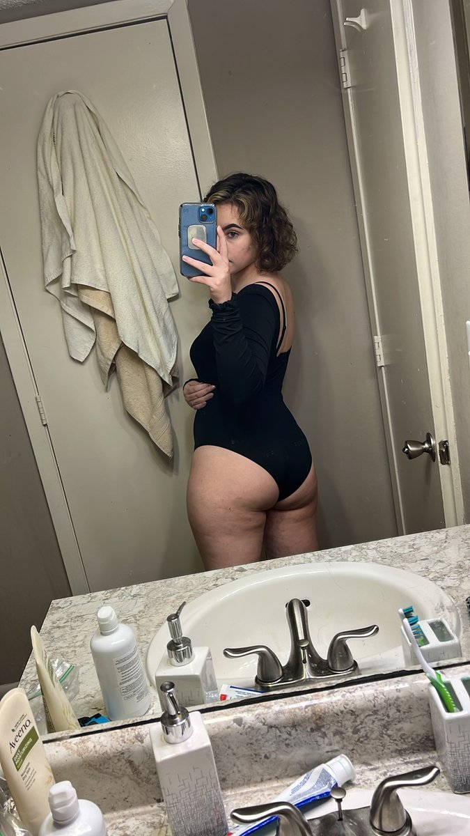 cdh11223's tweet photo. So bored😩 #onlyfansgirl #onlyfanspromo #petiteslimchick #promotion #nsfwtw #findom #femdom #paypig #cashcow human atm #sfs https://t.co/mKOSXXL2Em