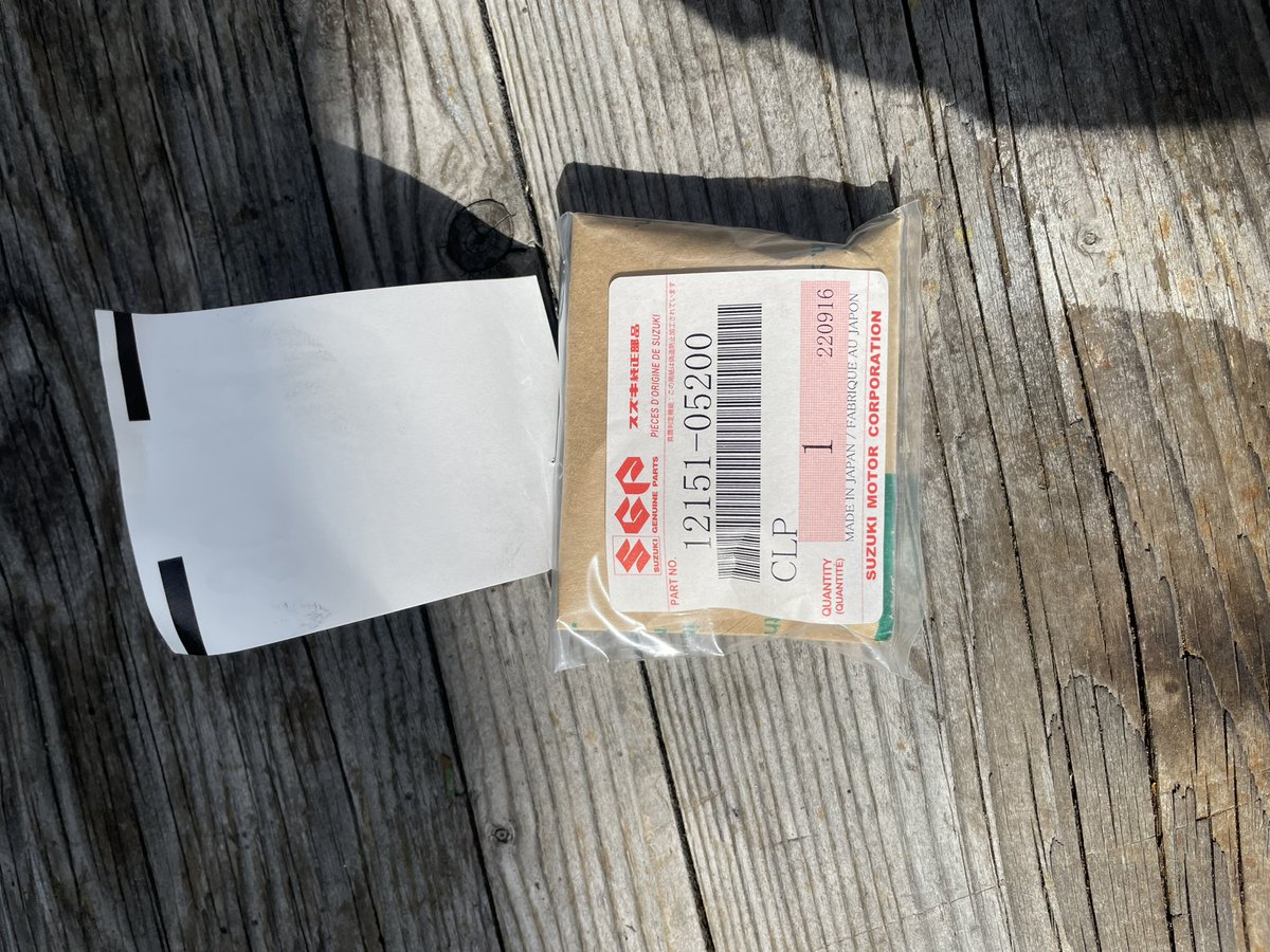 yada_ynfp's tweet photo. バンバン125の部品が少しずつ届いて来ます。バンバンの品番では出ず(出ても高い)、ベアリングは250ガンマの品番、ピストンピンは現行のZ900の！しかし割れたピストンはいつ見てもすごい。
#vanvan125 https://t.co/ZYpbkSORxO