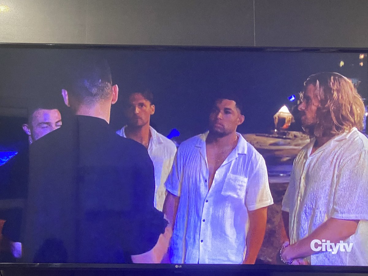 RoseUnnoticed's tweet photo. The Backstreet Boys are telling you to leave Pizza Pete #BachelorInParadise https://t.co/XZwDgYwwZ8