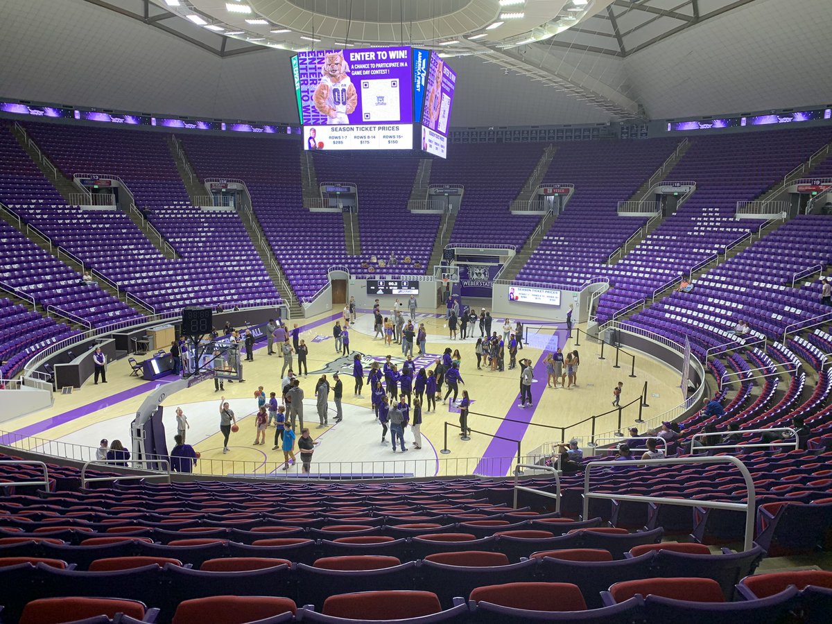 bminnoch's tweet photo. It was great to be back at the Dee for Night with the Wildcats! Thank you to @WeberStateWBB and @WeberStateMBB for doing this! I can’t wait for basketball to start next month! Also, thank you to @WaldoWildcat for the selfie! 💜🏈 #WeAreWeber https://t.co/S3FUKN5mdd